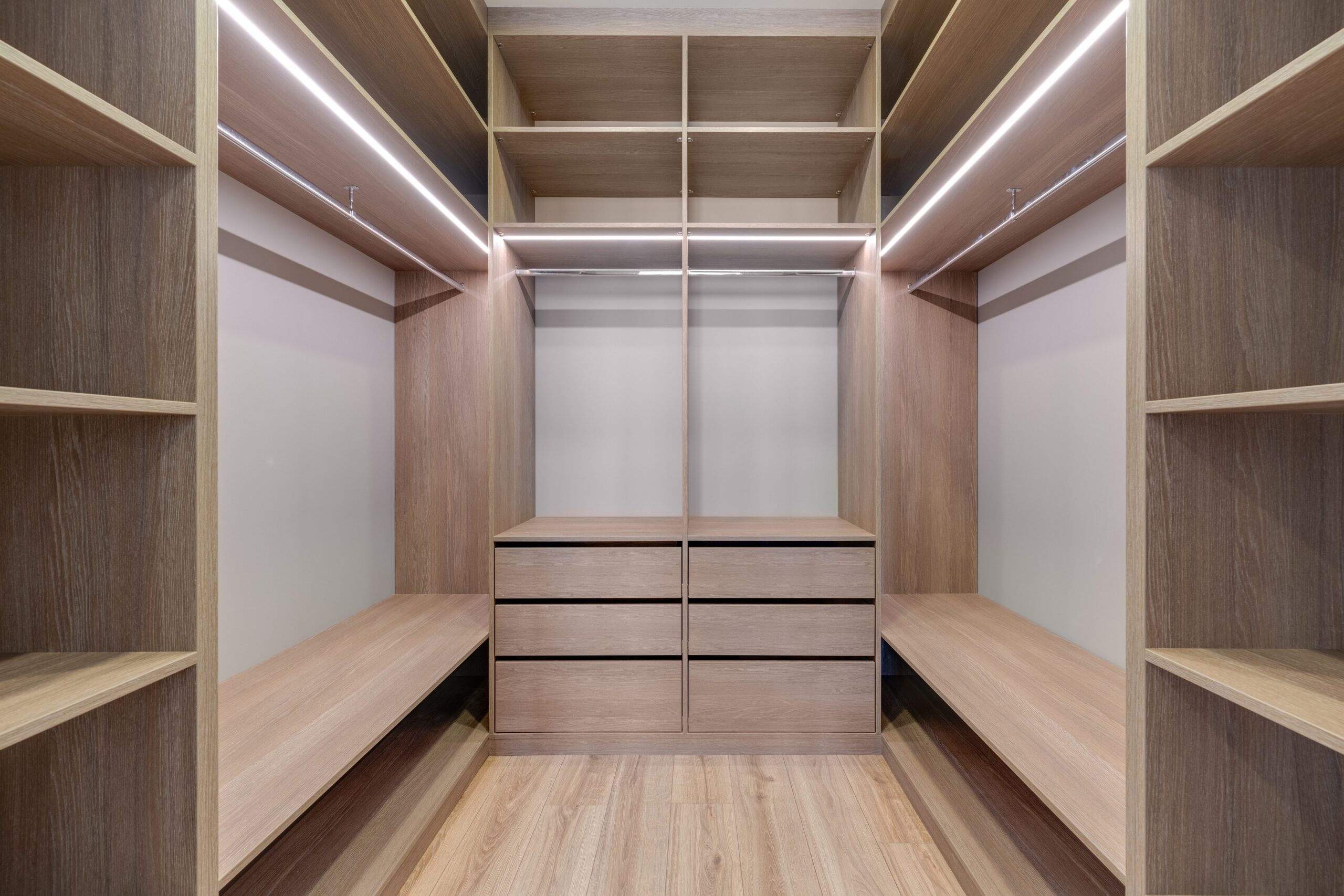 Closet com móveis planejados Única Planejados em Curitiba